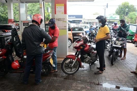 Người dân xếp hàng tại trạm xăng ở Colombo, Sri Lanka, ngày 5/5/2022. (Ảnh: THX/ TTXVN)