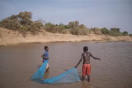 Người dân bắt cá trên sông Shabelle ở thành phố Gode, Ethiopia, ngày 8/4. (Ảnh: AFP/ TTXVN)