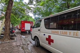 Xe chữa cháy và xe cứu thương tại hiện trường vụ cháy. (Ảnh: TTXVN phát)