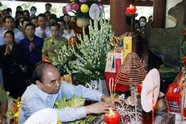 Chủ tịch nước Nguyễn Xuân Phúc và các đại biểu dâng hương tưởng niệm Bác Hồ. 