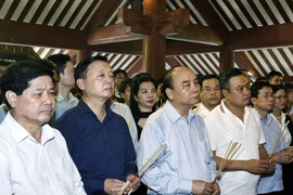 Chủ tịch nước Nguyễn Xuân Phúc và các đại biểu dâng hương tưởng niệm Bác Hồ. (Ảnh: Thống Nhất/TTXVN)