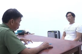 Cơ quan điều tra Công an tỉnh Bình Dương thu giữ tang vật và lấy lời khai liên quan đến nghi can Nguyễn Đình Quốc. (Ảnh: TTXVN phát)