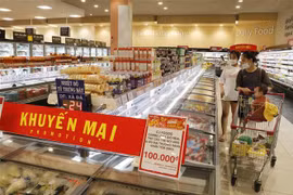 Nhiều chương trình khuyến mại tại siêu thị AEON Long Biên. (Ảnh: Trần Việt/TTXVN)