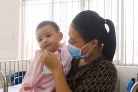 Một bệnh nhi mắc dị tật khe hở môi-vòm đã được phẫu thuật miễn phí tại Bệnh viện Nhi đồng 1. (Ảnh: Đinh Hằng/TTXVN)