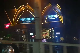 Marina Coffee & Beer Club nằm sát chân cầu Hoàng Diệu, tiếp giáp với đường Trần Hưng Đạo (Quốc lộ 91) gây cản trở giao thông và nguy cơ xảy ra tai nạn giao thông. (Ảnh: TTXVN phát)