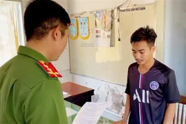 Cơ quan Cảnh sát điều tra Công an thành phố Châu Đốc (An Giang) tống đạt quyết định khởi tố vụ án, khởi tố bị can và lệnh tạm giam đối với bị can Nguyễn Văn Lý. (Ảnh: TTXVN phát)