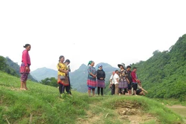 Thân nhân các nạn nhân bên bờ sông chờ tin người thân. (Ảnh: Hồng Ninh/TTXVN)