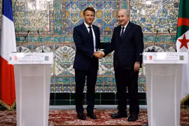 Tổng thống Algeria Abdelmadjid Tebboune (phải) và Tổng thống Pháp Emmanuel Macron tại cuộc họp báo ở Algiers, Algeria. (Ảnh: AFP/TTXVN)