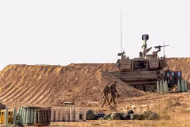 Binh sỹ thuộc quân đoàn pháo binh Israel cùng các trang thiết bị quân sự tại khu vực biên giới với Dải Gaza, ngày 7/8. (Ảnh: THX/TTXVN)