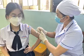 Nhiều học sinh trên địa bàn tỉnh Phú Yên được tiêm vaccine phòng COVID-19 sau buổi Lễ phát động chiến dịch truyền thông. (Ảnh: Tường Quân/TTXVN)