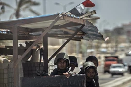 Cảnh sát Ai Cập gác tại một chốt kiểm soát ở El-Arish, Bắc Sinai. (Ảnh: AFP/TTXVN)