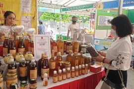 Người dân Thủ đô tham quan và mua sắm tại hội chợ giới thiệu sản phẩm OCOP. (Ảnh: Phương Anh/TTXVN)