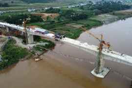 Cầu Làng Giàng nhìn từ trên cao. (Ảnh: Quốc Khánh/TTXVN)