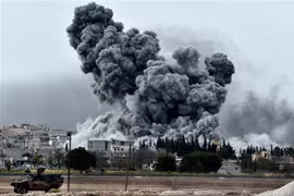Khói bốc lên sau một cuộc không kích xuống thị trấn Ain al-Arab của Syria, giáp giới với tỉnh Sanliurfa, Thổ Nhĩ Kỳ. (Ảnh: AFP/TTXVN)