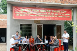 Lễ bàn giao nhà Đại đoàn kết cho hộ bà Trần Thị Mỹ Vân. (Ảnh: Trung Kiên/TTXVN)