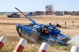 Kíp xe của Đội tuyển Việt Nam dũng mãnh vượt qua hào chống tăng. (Ảnh: Trần Hiếu/TTXVN)