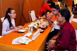 Các doanh nghiệp Đà Nẵng và Ấn Độ trao đổi thông tin về du lịch tại chương trình quảng bá du lịch. (Ảnh: TTXVN phát)