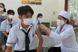 Nhân viên y tế tiêm vaccine phòng COVID-19 (mũi 3) cho học sinh tại thành phố Tuy Hòa (tỉnh Phú Yên). (Ảnh: Xuân Triệu/TTXVN)