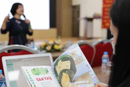 Bộ sách "Chào Tiếng Việt" do tác giả Nguyễn Thuỵ Anh biên soạn theo Chương trình tiếng Việt cho người Việt Nam ở nước ngoài của Bộ Giáo dục và Đào tạo năm 2018, hướng đến đối tượng trẻ em từ 6 đến 15 tuổi. (Ảnh: Thanh Tùng/TTXVN)