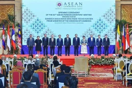 Thủ tướng Campuchia Hun Sen chụp ảnh lưu niệm với Tổng Thư ký ASEAN và các Ngoại trưởng ASEAN. (Ảnh: Nguyễn Vũ Hùng/TTXVN)