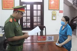 Công an tỉnh Phú Yên đọc lệnh giữ người trong trường hợp khẩn cấp đối với Bùi Thị Tú Trinh (sinh năm 1983, trú tại thành phố Tuy Hòa, tỉnh Phú Yên), một trong hai đối tượng cầm đầu tổ chức đánh bạc. (Ảnh: Tường Quân/TTXVN)