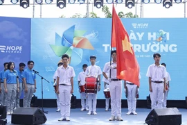 Lễ chào cờ tại trường tiểu học, THCS và THPT Hy Vọng trong Ngày hội tới trường. (Ảnh: Thống Nhất/TTXVN)