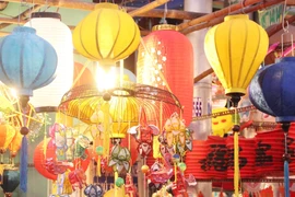 Các loại đèn Trung thu có giá dao động theo mẫu, loại, chất liệu, từ vài nghìn đồng cho đến gần 250.000 đồng/chiếc, giá tăng khoảng 15.000 đồng trên các loại đèn có chất liệu tốt. (Ảnh: Thu Hương/TTXVN)