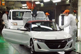 Công nhân làm việc tại nhà máy sản xuất ô tô của Honda ở chi nhánh Yokkaichi, tỉnh Mie, Nhật Bản. (Ảnh: Kyodo/TTXVN)