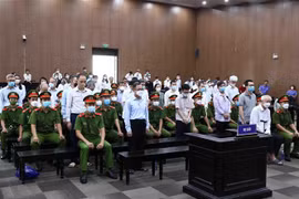 Các bị cáo tại phiên tòa sáng 15/8. (Ảnh: Phạm Kiên/TTXVN)