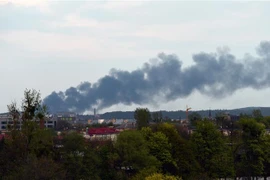 Khói bốc lên tại thành phố Lviv, trong xung đột Nga-Ukraine, ngày 3/5/2022. (Ảnh: AFP/TTXVN)