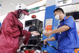 Mua, bán xăng, dầu tại một cửa hàng kinh doanh xăng dầu trên địa bàn Hà Nội. (Ảnh: Trần Việt/TTXVN)