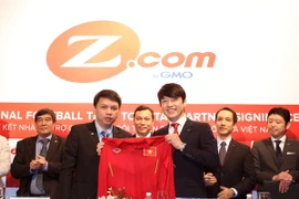 Tổng thư ký VFF Lê Hoài Anh tặng áo thi đấu của đội tuyển cho đại diện tập đoàn GMO Z.com. (Ảnh: Quốc Khánh/TTXVN)