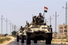 Xe tăng của quân đội Ai Cập tại thị trấn Rafah, miền Bắc Sinai. (Nguồn: AFP)