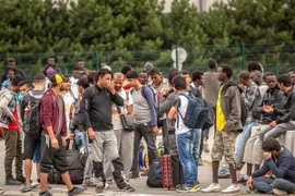 Người di cư tại khu trại tạm ở Calais, Pháp. (Nguồn: AFP/TTXVN)