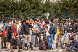 Người di cư tại khu trại tạm ở Calais, Pháp. (Nguồn: AFP/TTXVN)