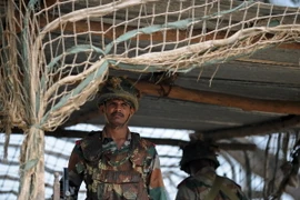 Binh sỹ Ấn Độ gác tại khu vực Jammu trên biên giới Ấn Độ-Pakistan. (Nguồn: AFP/TTXVN)
