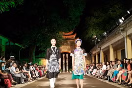 Trình diễn áo dài tại sự kiện giới thiệu Festival áo dài Hà Nội năm 2016. (Ảnh: Đinh Thị Thuận/TTXVN)