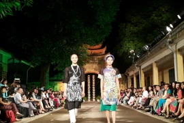 Trình diễn áo dài tại sự kiện giới thiệu Festival áo dài Hà Nội năm 2016. (Ảnh: Đinh Thị Thuận/TTXVN)