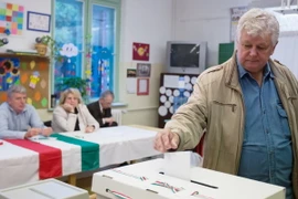 Cử tri Hungary bỏ phiếu tại một điểm bầu cử ở Budapest. (Nguồn: THX/TTXVN)