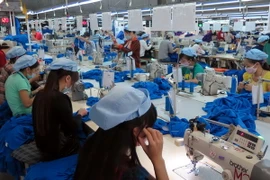 Một dây chuyền may áo quần xuất khẩu. (Ảnh: Quốc Việt/TTXVN)