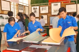 Khách tham quan triển lãm. (Ảnh: Nguyễn Thanh/TTXVN)