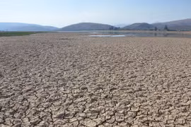 Hồ La Angostura ở Bolivia cạn khô nước do nắng nóng và hạn hán kéo dài. (Nguồn: AFP/TTXVN)
