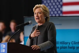 Bà Hillary Clinton phát biểu trong chiến dịch vận động tranh cử ở Durham, New Hampshire, Mỹ. (Nguồn: EPA/TTXVN)