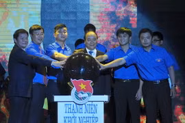Thủ tướng Nguyễn Xuân Phúc và các đại biểu thực hiện nghi thức phát động Chương trình thanh niên khởi nghiệp giai đoạn 2016-2021. (Ảnh: Phạm Kiên/TTXVN)