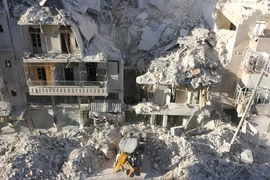 Cảnh đổ nát sau cuộc không kích tại khu vực Tariq a-Bab, Aleppo. (Nguồn: AFP/TTXVN)