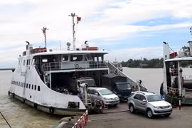 Hành khách và các phương tiện giao thông đi phà Cát Lái. (Ảnh: Hoàng Hải/TTXVN)