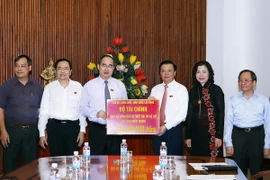 Chủ tịch Mặt trận Tổ quốc Việt Nam tiếp nhận số tiền 1,3 tỷ đồng của cán bộ, công chức, viên chức Bộ Tài chính quyên góp ủng hộ cho đồng bào miền Trung. (Ảnh: Nguyễn Dân/TTXVN)