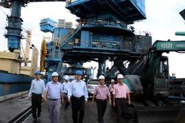 Chủ tịch Ủy ban Trung ương Mặt trận Tổ quốc Việt Nam Nguyễn Thiện Nhân đến giám sát công tác bảo vệ môi trường tại Nhà máy nhiệt điện Duyên Hải. (Ảnh: Thanh Hòa/TTXVN)