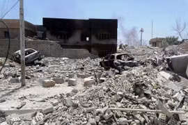 Khói bốc lên trong một cuộc giao tranh giữa binh sỹ Iraq với các tay súng IS tại Fallujah, phía tây tỉnh Anbar. (Nguồn: THX/TTXVN)