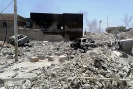 Khói bốc lên trong một cuộc giao tranh giữa binh sỹ Iraq với các tay súng IS tại Fallujah, phía tây tỉnh Anbar. (Nguồn: THX/TTXVN)